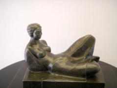 Mujer acostada, bronce, 22 x 12 x 15